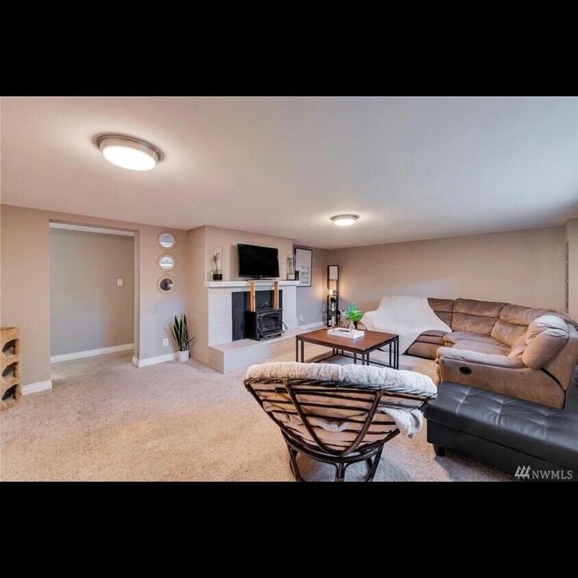 Primary Photo - 1405 Springwater Ave