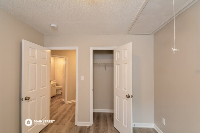 Foto del edificio - 4700 Thurmount Pl