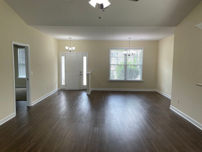 Foto del edificio - 3 Bedroom 2 Bathroom House with Large Fenc...