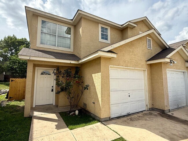 Building Photo - Nicely Refreshed 3-Bed 2.5-Bath Townhome i...