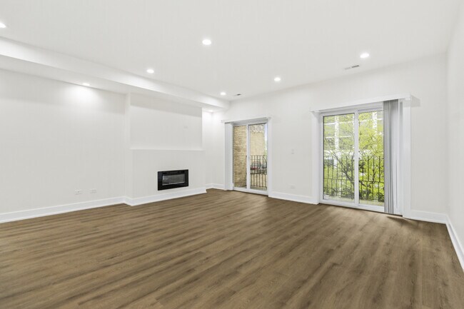 Building Photo - 4338 N Clarendon Ave