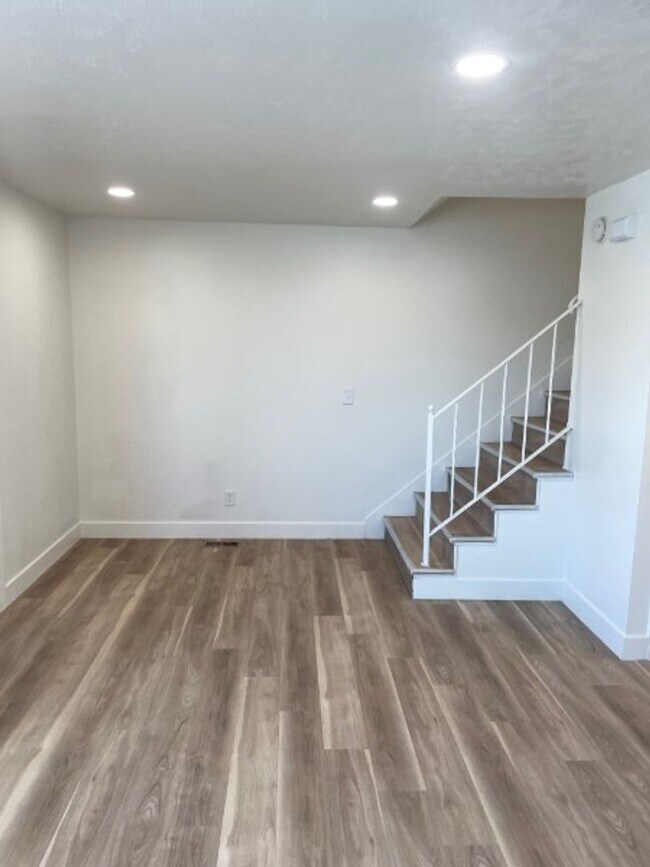 Building Photo - Twin Home with a 3-bedroom 1.5 Bath and Fenced Backyard