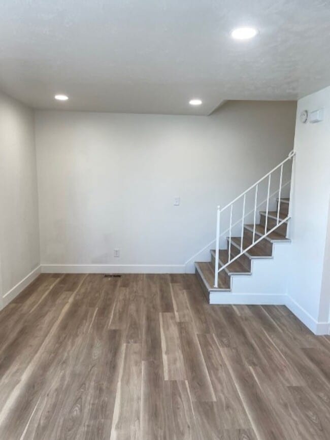 Foto del edificio - Twin Home with a 3-bedroom 1.5 Bath and Fenced Backyard