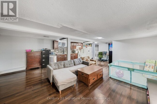 Building Photo - 144 Voltarie Cres