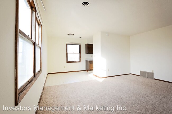 Building Photo - 601 Maple St