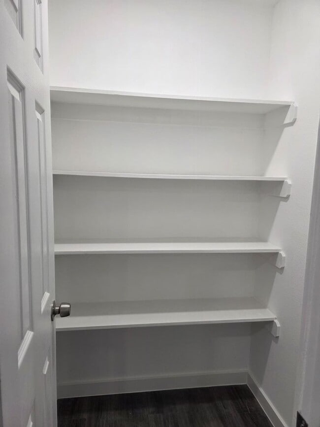 Building Photo - Stunning Duplex with Garage & Modern Finishes