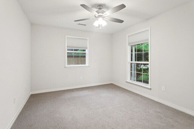 Foto del edificio - 406 Trinity Ln