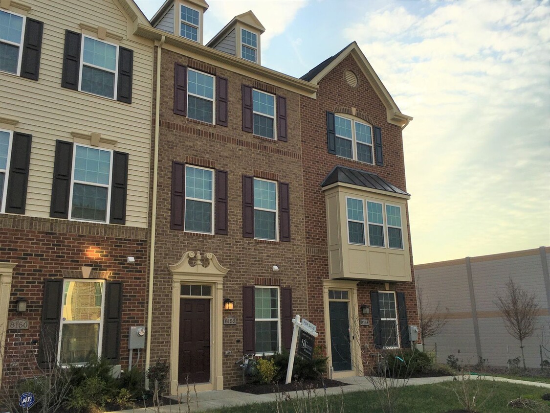 Foto principal - Gorgeous 3 BR/4 BA Townhome in Greenbelt!