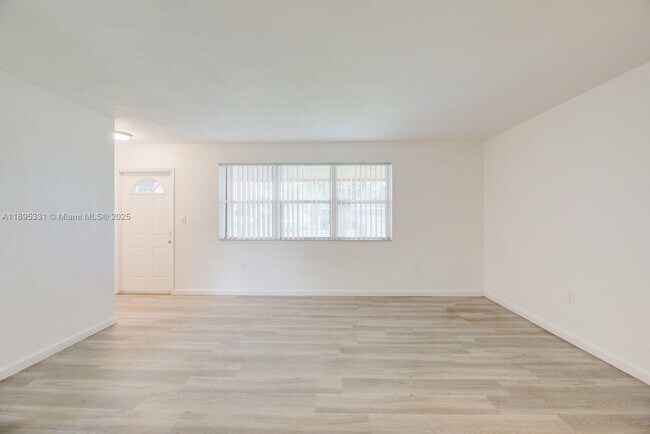 Foto del edificio - 7720 NW 15th St