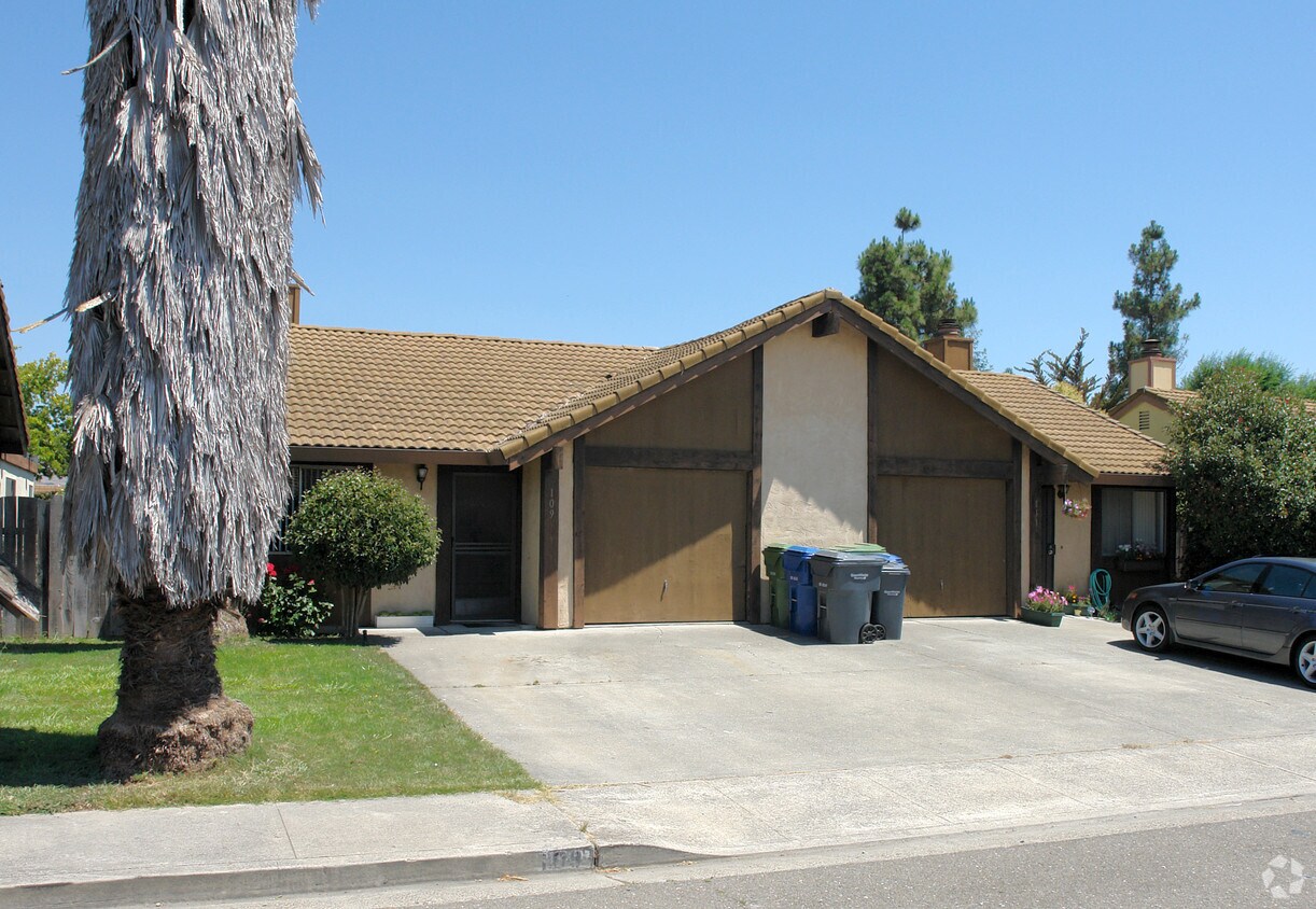 Primary Photo - 109-111 Bond Ave