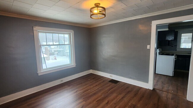 Foto del edificio - Cozy 3 bedroom Cape Cod with attached garage! First floor offers living room, formal dining, and ...