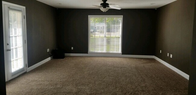 Building Photo - Update Florida Cottage in Valparaiso