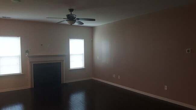 Building Photo - Beautiful Large 5 Bedroom Home in Conway