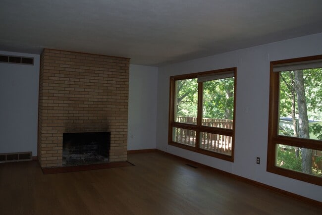 Building Photo - Marvelous 4 Bed 2.5 Bath House In Quarry H...