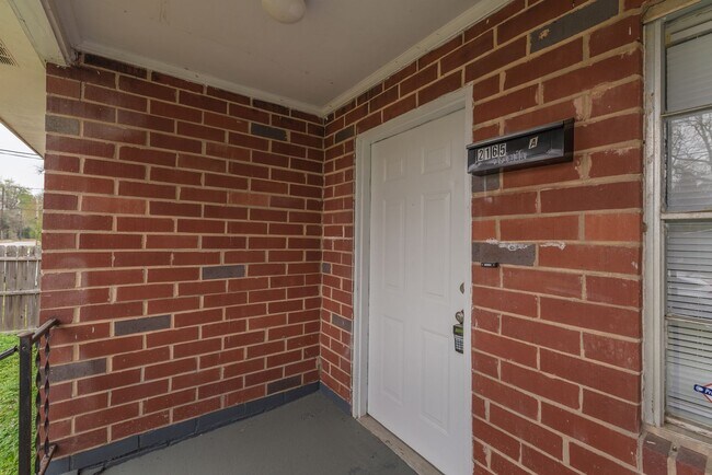 Building Photo - $910 - 2 bed/1 bath duplex for rent off Wa...