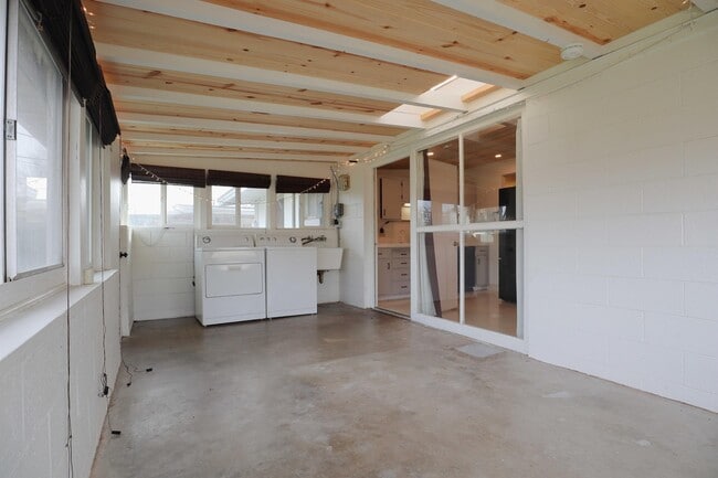 Building Photo - 923 Rosebrook Dr