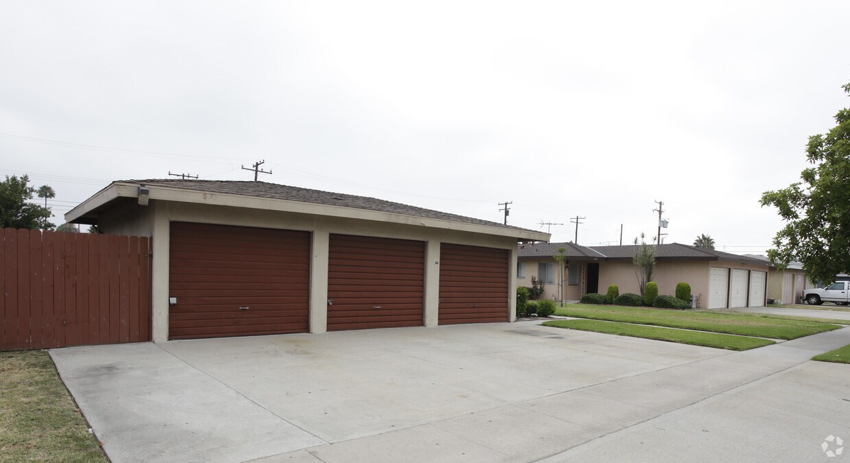 Primary Photo - 1727-1737 W Francis Dr