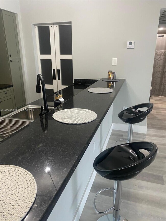 Foto del edificio - 10350 W Bay Harbor Dr
