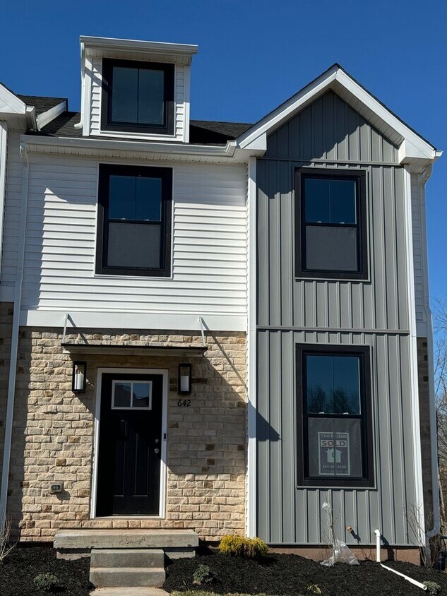 Foto principal - New Harleysville 3 Bedroom End unit Townho...