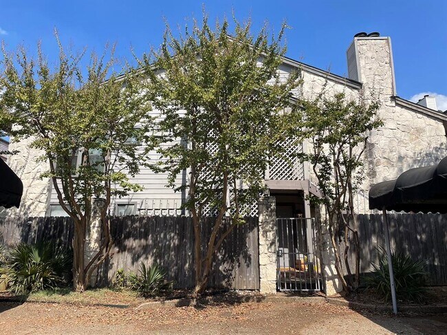 Foto del edificio - 2410 Enfield Rd
