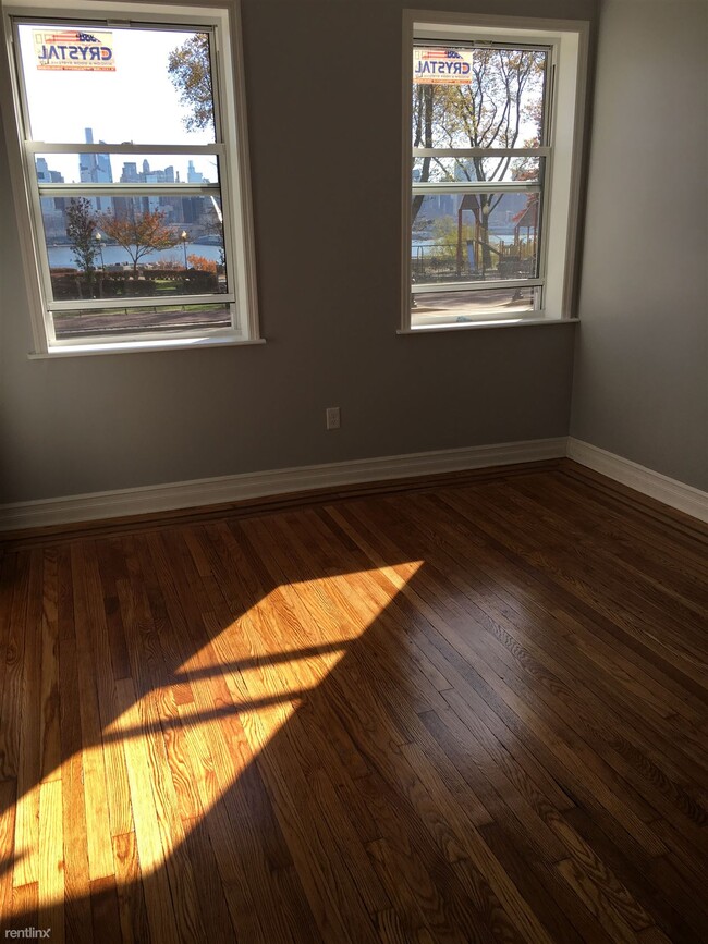 Building Photo - 3 br, 1 bath Apartment - 5907 Kennedy Blvd E