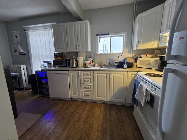 Building Photo - 147 Division St