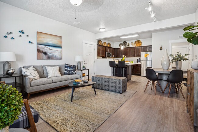 Sala de estar de 2 dormitorios y 2 baños. - Meadows at American Fork