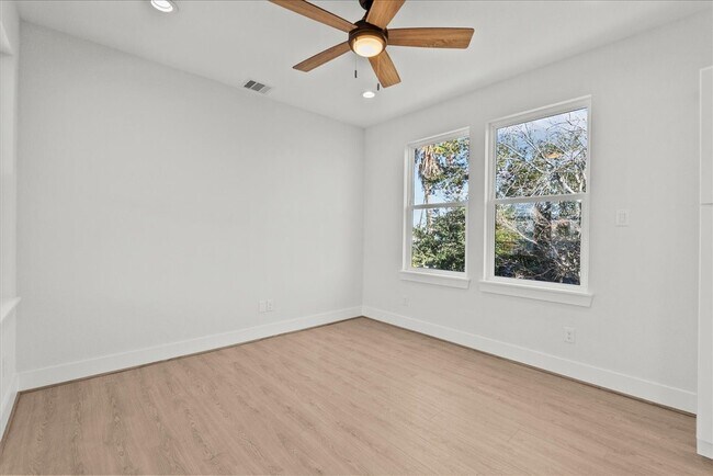 Foto del edificio - 1910 Bayou Shore Dr