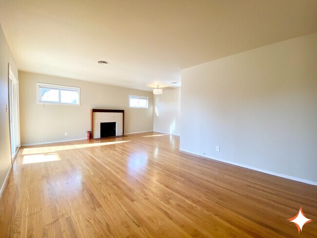 Foto del edificio - 100 Dahlia Dr