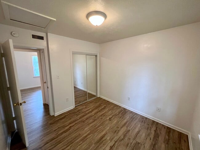 Foto del edificio - 3405 Westbrook Cir