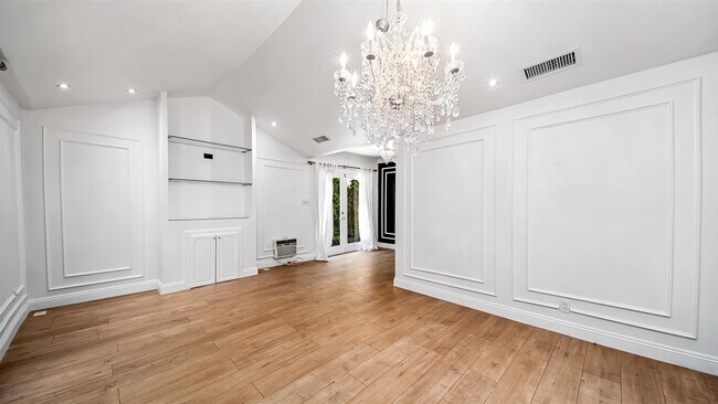 Fotografía del edificio - 607 N Windsor Blvd