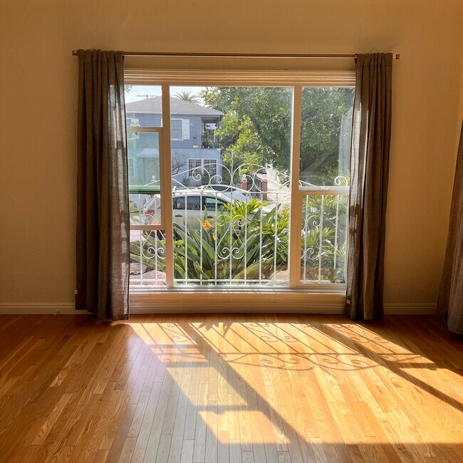 Living Room View - 714 N Edinburgh Ave