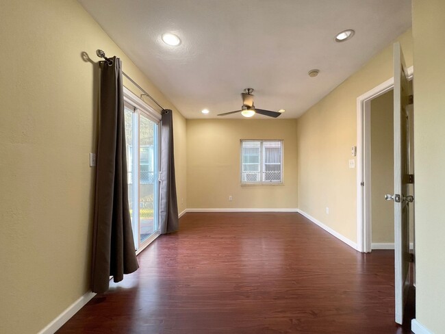Foto del edificio - **5886 Lemon Ave Long Beach** 2 Bedroom 1 ...