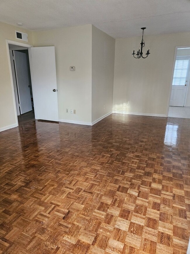 Building Photo - 1002 Willow Dr