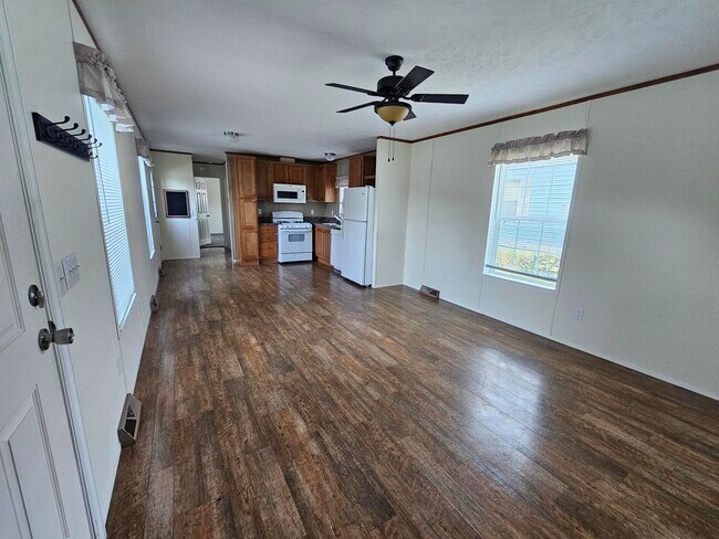 Building Photo - 418 Tulip Dr