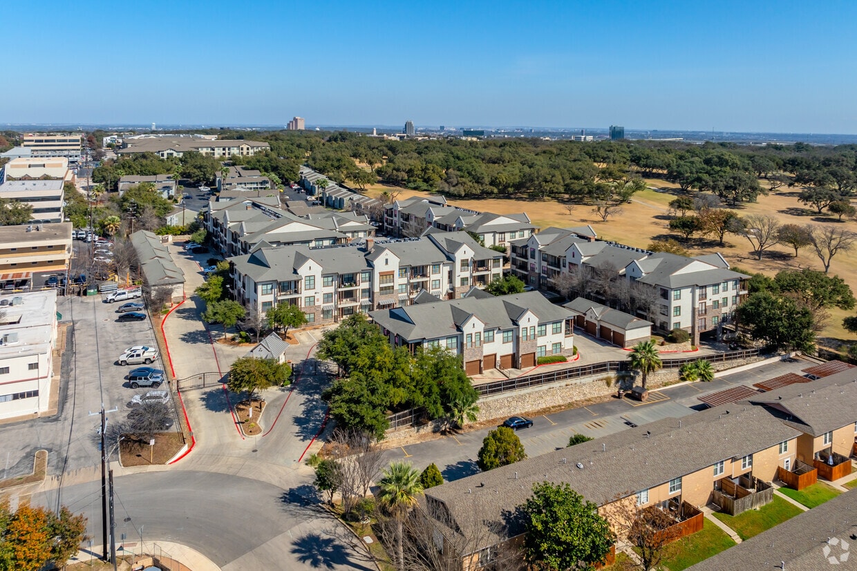 Building Photo - Pinnacle at Oak Hills