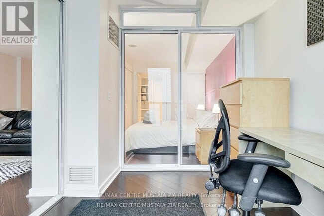 Building Photo - 208 Queens Quay W