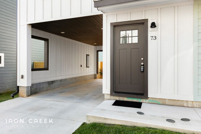 Building Photo - Stunning Compact Cottage in South Asheville