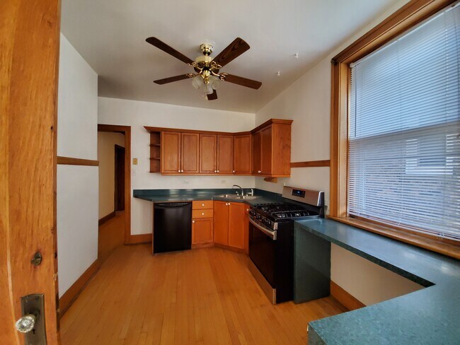 Foto del edificio - 6540 N Bosworth Ave