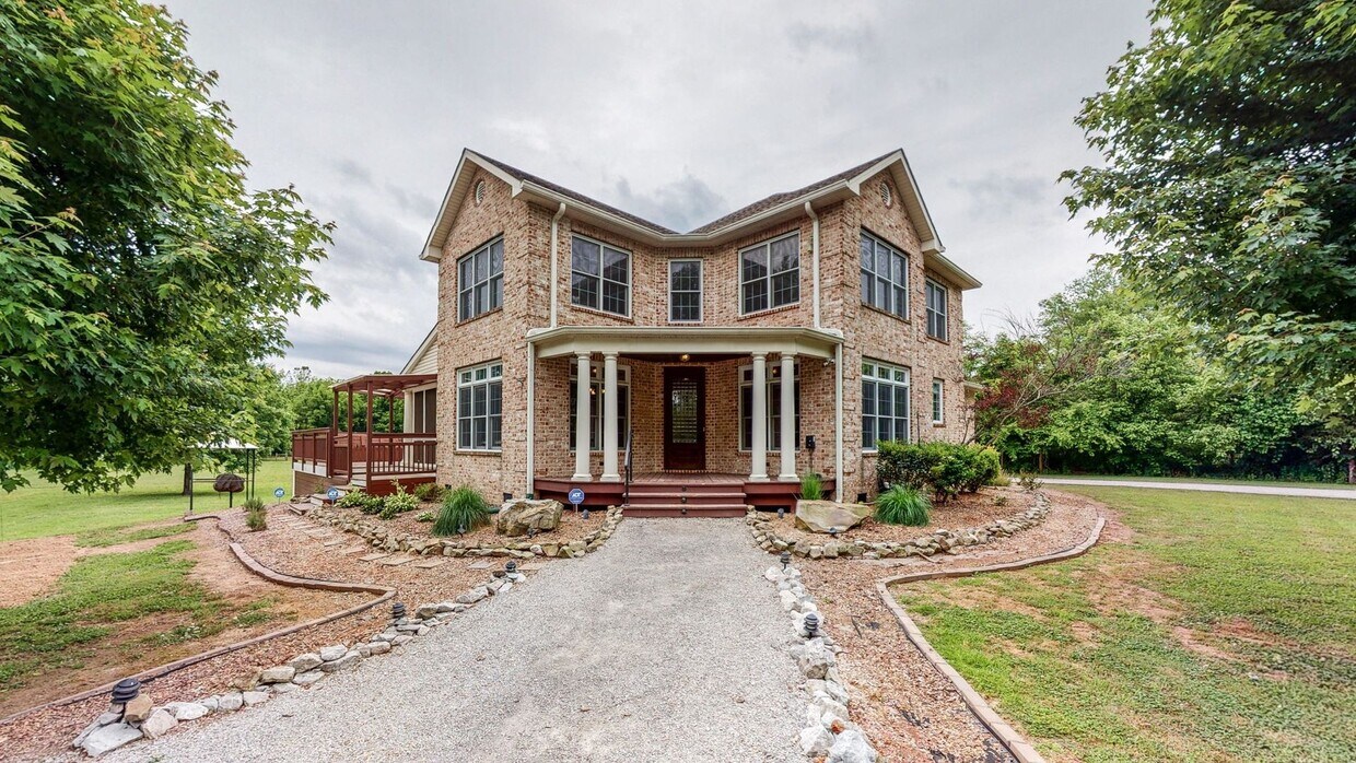 Primary Photo - Stunning Lewisburg Home