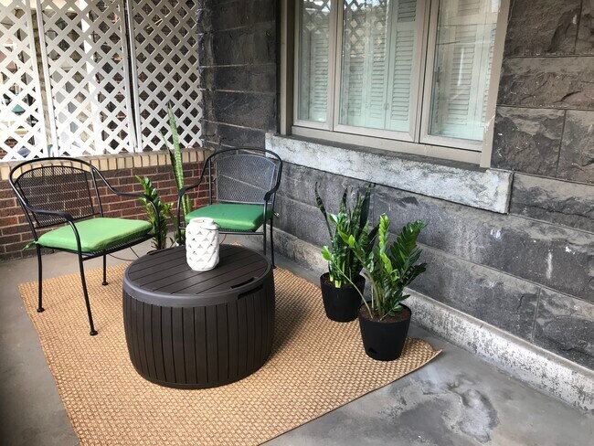 Zona de estar en el porche con vistas a la calle Dawson - 3284 Dawson Street