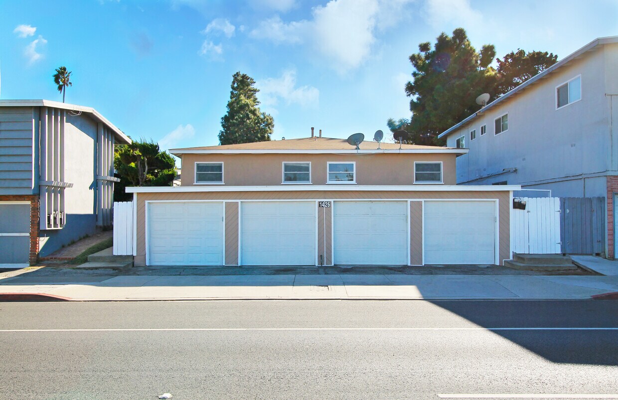 Foto principal - 1426 Manhattan Beach Blvd