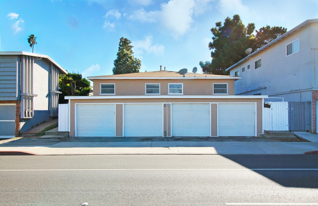 Primary Photo - 1426 Manhattan Beach Blvd