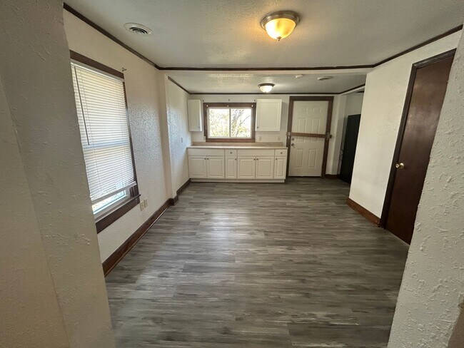 Building Photo - Updated 2 Bed 1 Bath House!!