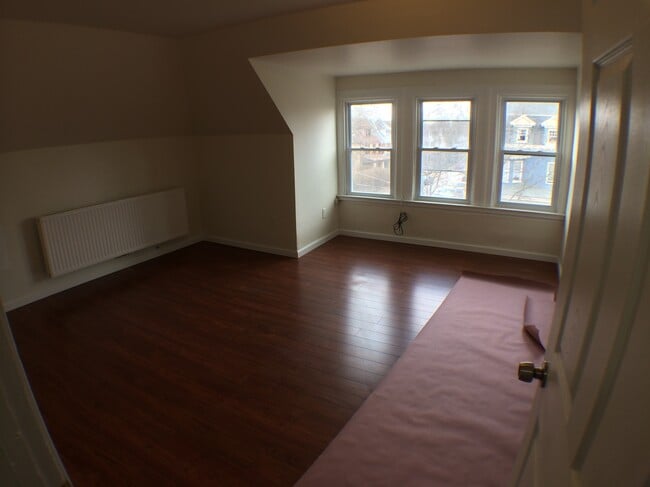 Building Photo - 5647 Hampton St