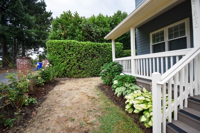 Building Photo - Beautiful 4 Bedroom 2 Bath Home in NE Port...
