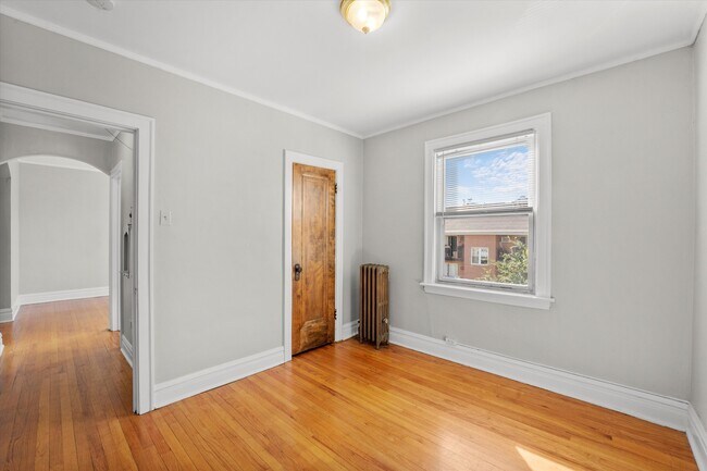 Building Photo - Large 1 Bed in Fantastic Berwyn Location! ...