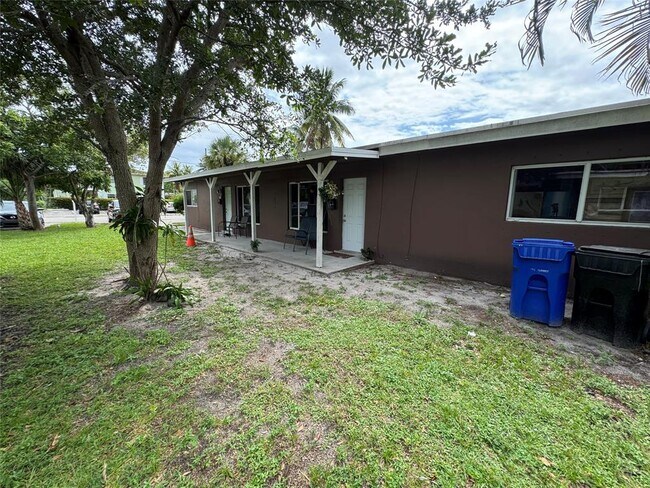 Building Photo - 911 SW 15th Ter