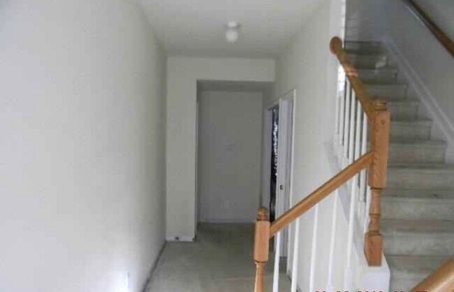1st level entrance to bathroom 1 and full bathroom - 726 Celeste Ln