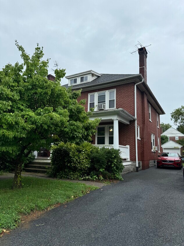 Front - 874 Pleasure Rd